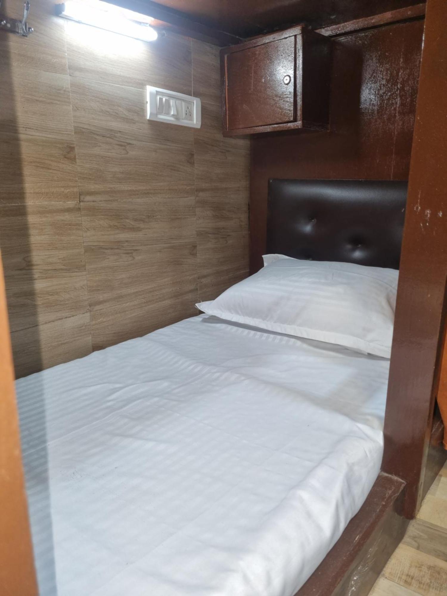 Unibed Dormitory Mumbai  Buitenkant foto